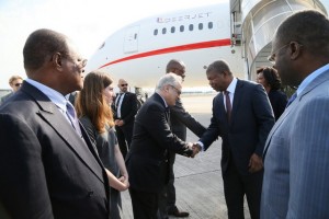 PRESIDENTE DA REPÚBLICA, JOÃO LOURENÇO (À DIREITA), SENDO RECEBIDO PELO EMBAIXADOR DE FRANÇA EM ANGOLA, SILVIAN ITE FOTO: CEDIDA PELA PRESIDENCIA DA REPUBLICA