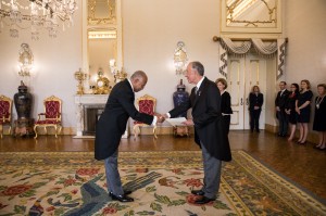 CARLOS ALBERTO SARAIVA DE CARVALHO FONSECA - EMBAIXADOR EXTRAORDINÁRIO E PLENIPOTENCIÁRIO DE ANGOLA NA REPÚBLICA DE PORTUGAL
FOTO: CORTESIA PRESIDÊNCIA DA REPÚBLICA