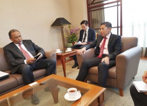 MINISTRO DO COMÉRCIO, JOFFRE VAN-DÚNEM JÚNIOR ( À ESQ) E O MINISTRO DE ESTADO DOS NEGÓCIOS ESTRANGEIROS E DA DEFESA DE SINGAPURA, MALIKI OSMAN FOTO: FOTO CEDIDA