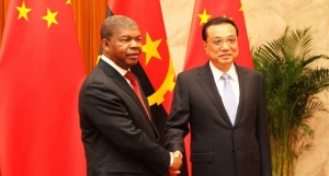 Presidente da República, João Lourenço (à esq.) com o primeiro-ministro chinês, Li Keqiang