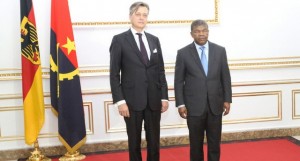 PR (à dir.) acredita embaixador da Alemanha em Angola