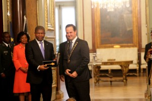 MOMENTO EM QUE JOÃO LOURENÇO RECEBE SIMBOLICAMENTE A CHAVE DE LISBOA FOTO: CLEMENTE