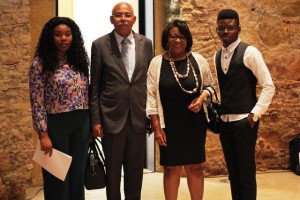 AO CENTRO: EMBAIXADOR CARLOS ALBERTO FONSECA E MINISTRA MARIA DO ROSÁRIO SAMBO E DOIS ESTUDANTES ANGOLANOS EM PORTUGAL FOTO: DR