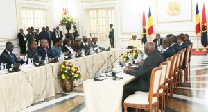 Mesa das conversações entre Delegações de Angola e Tchad FOTO: FRANCISCO MIÚDO