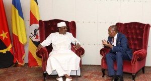 Presidente da República do Tchad, Idriss Déby Itno em conversa com Manuel Augusto chefe da diplomacia angolana no Aeroporto 4 de Fevereiro FOTO: CORTESIA DE JOÃO GOMES/EDIÇÕES NOVEMBRO