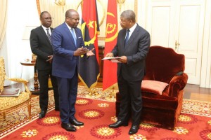 PRESIDENTE DA REPÚBLICA, JOÃO LOURENÇO (À DIR.), COM O ENVIADO ESPECIAL GABONÊS, ALAIN CLAUDE BILIE NZE FOTO: PEDRO PARENTE