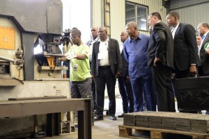 PRESIDENTE DA REPÚBLICA, JOÃO LOURENÇO, (AO CENTRO) VISITA FÁBRICA DE CONSTRUÇÃO DE ESTRUTURAS METÁLICOS FOTO: ROSÁRIO DOS SANTOS