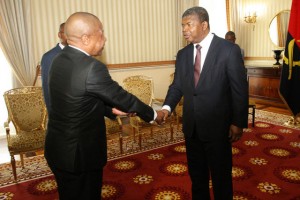 PRESIDENTE JOÃO LOURENÇO (À DIR.) RECEBE EMBAIXADOR DA ÁFRICA DO SUL EM ANGOLA, FANNIE MFANA PHAKOLO FOTO: FRANCISCO MIUDO