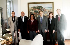 Ministra Dra. Maria do Rosário Sambo, ao centro, entre S. Exa. Embaixador Carlos Alberto Fonseca e o seu homólogo de Portugal, Dr. Manuel Heitor