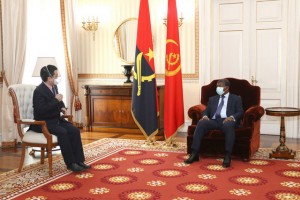 PRESIDENTE DA REPÚBLICA, JOÃO LOURENÇO (DIR), CONCEDE AUDIÊNCIA AO EMBAIXADOR CHINÊS ACREDITADO EM ANGOLA GONG TAO. FOTO: CORTESIA DE SANTOS PEDRO/EDIÇÕES NOVEMBRO