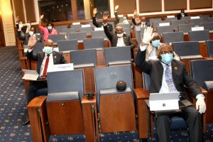 DEPUTADOS ANALISAM PROJECTO DE LEI  FOTO: FRANCISCO MIÚDO 