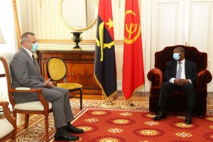 PRESIDENTE DA REPÚBLICA, JOÃO LOURENÇO, (À DIREITA), QUANDO RECEBIA O COORDENADOR RESIDENTE DA ONU EM ANGOLA, PAOLO BALLADELLI, QUE HOJE SE DESPEDIU DO ESTADISTA ANGOLANO FOTO: FRANCISCO MIUDO