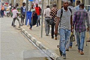 População na baixa da cidade de Luanda Foto: Rosário dos Santos