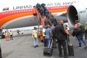 Avião da Taag Durante o embarque de passageiros Foto: Lino Guimarães