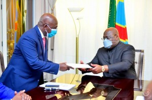 Ministro das Relações Exteriores, Téte António (à esq.), entrega mensagem do PR João Lourenço ao homólogo da RDC, Félix Tshisekedi Foto: Cedida