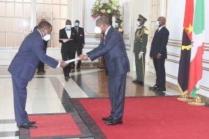 Presidente da República, João Lourenço ( à dir.), acredita embaixador do Burundi, Pascal Ruhomuyumworo Fotografia: Pedro Parente