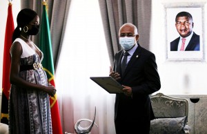 Embaixador Carlos Alberto Fonseca, recebe a Embaixadora do Turismo Angolano, a modelo internacional Maria Borges. Foto: Cortesia 