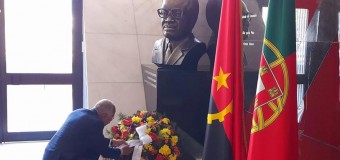 Embaixador Carlos Alberto Fonseca deposita coroa de flores no busto de Agostinho Neto