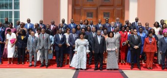 “Fotografia de Família” após a Reunião Plenária Solene de Abertura da 1.ª Sessão Legislativa da V Legislatura na Assembleia Nacional da Cidade alta