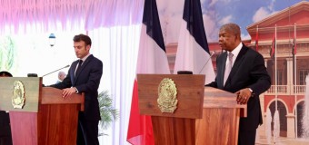 Presidente da República João Lourenço e o seu homólogo Emmanuel Macron falam à imprensa no Jardim do Palácio Presidencial