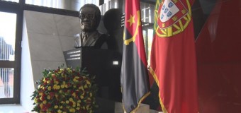 Deposição de coroa de flores no busto do primeira Presidente de Angola nas instalações da Missão Diplomática em Portugal, marcou hoje o arranque, neste país, das comemorações do 17 de Setembro, Dia do Herói Nacional em terras lusas.